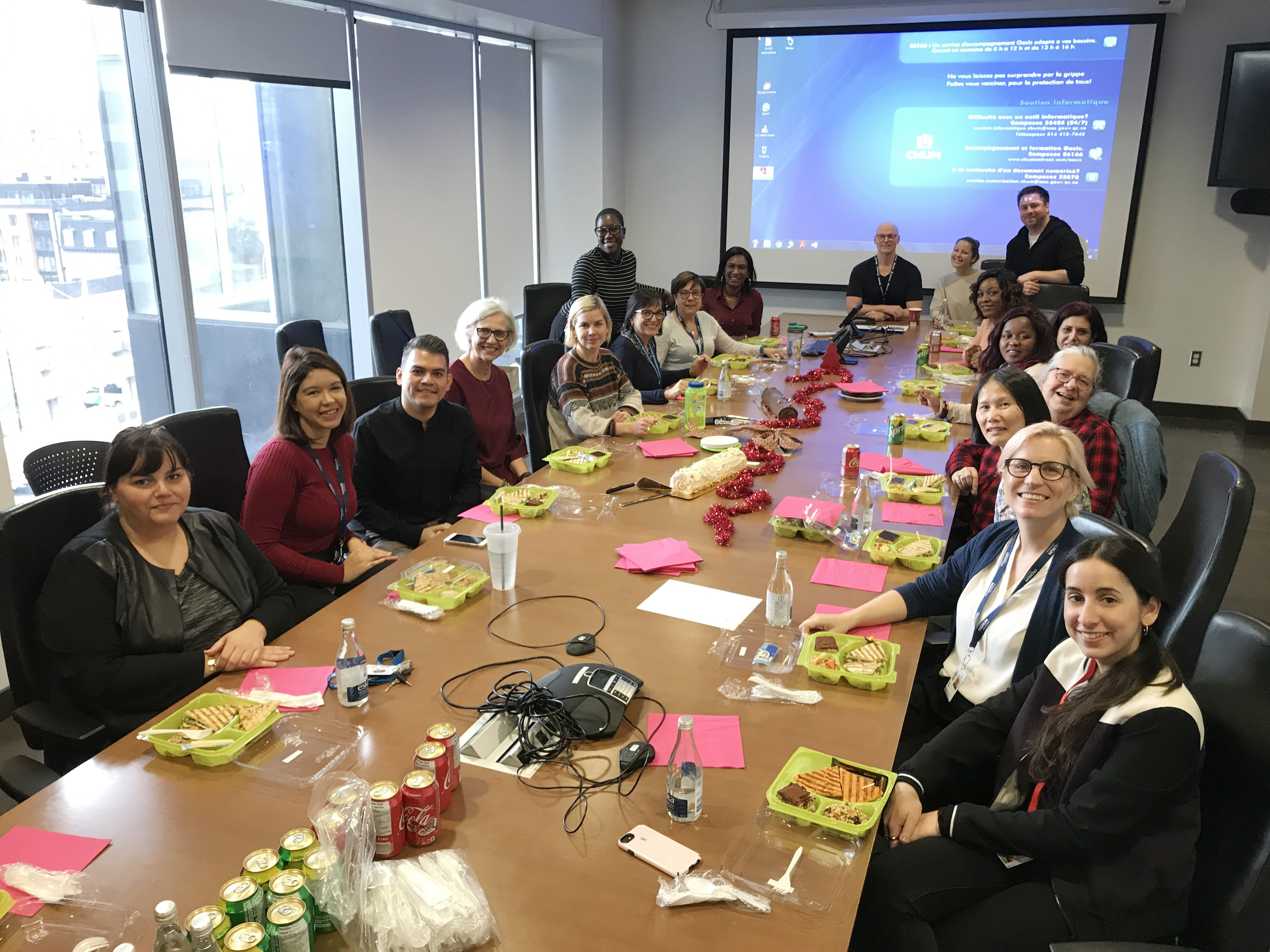 personnes-assises-salle-de-reunion